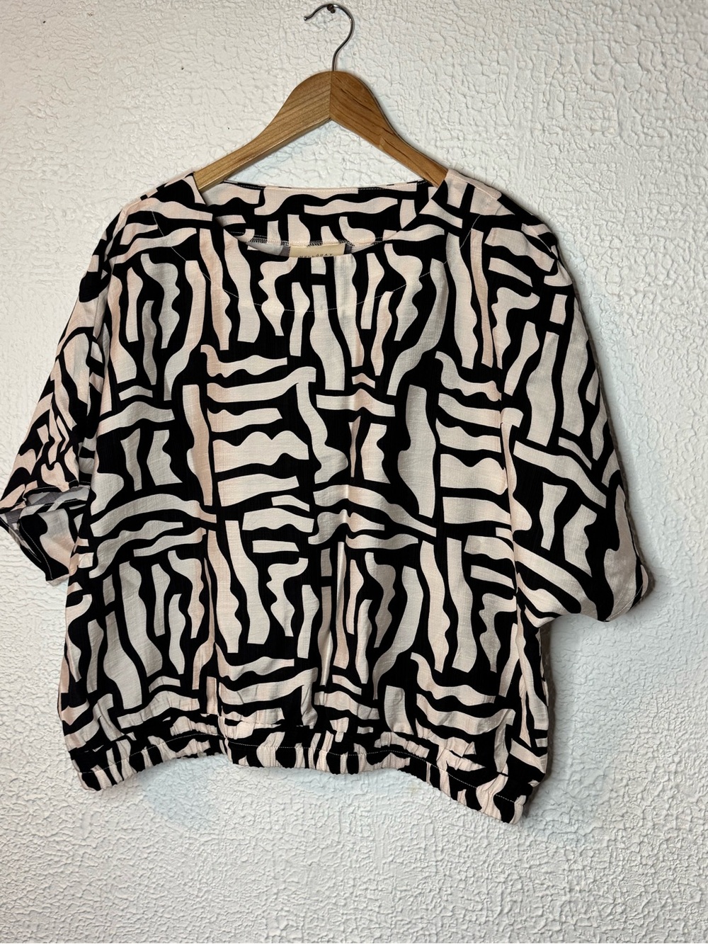 Women’s Black & Cream Abstract Print Short Sleeve Top